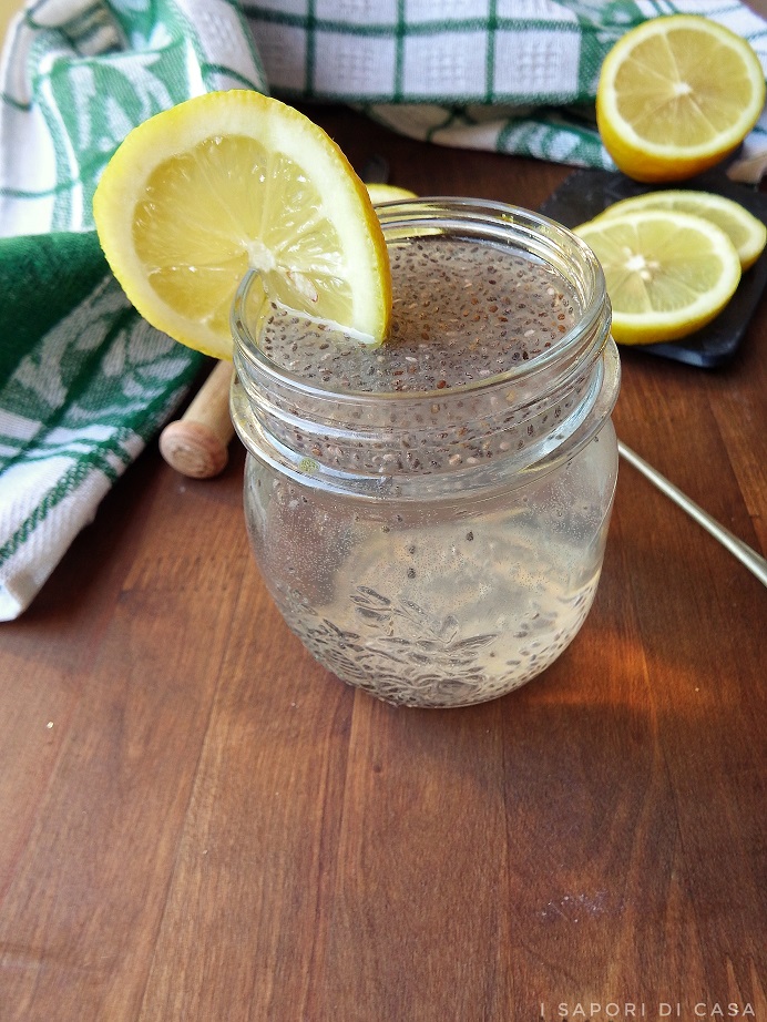 Acqua aromatizzata con limone semi di chia