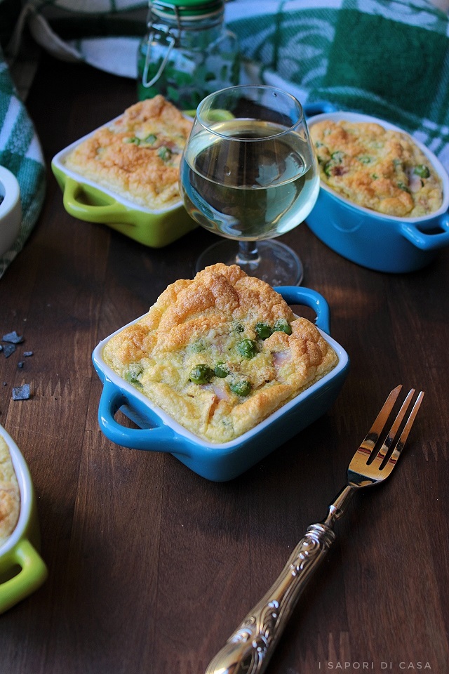 Mini soufflè con piselli e prosciutto