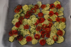 Branzino al forno con patate e pomodorini