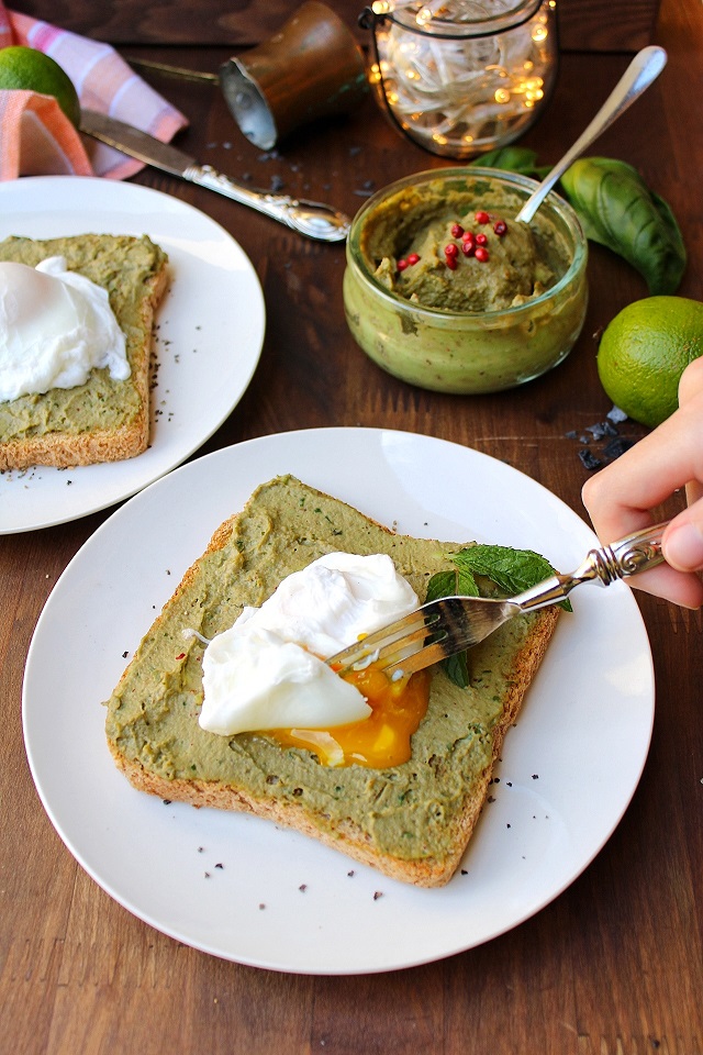 Toast con uovo pochè e avocado