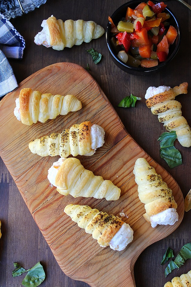 Cannoli salati con mousse di ricotta