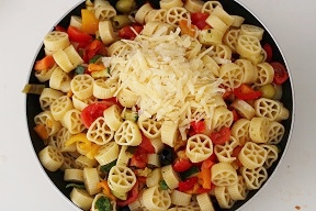 INSALATA DI PASTA CON VERDURE E TONNO – I SAPORI DI CASA
