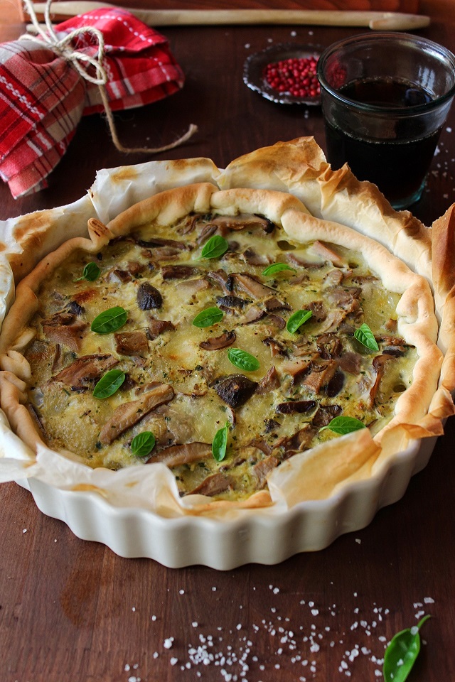 Torta salata con funghi e mozzarella