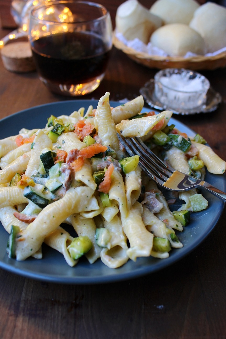 Pasta cremosa con salmone e zucchine