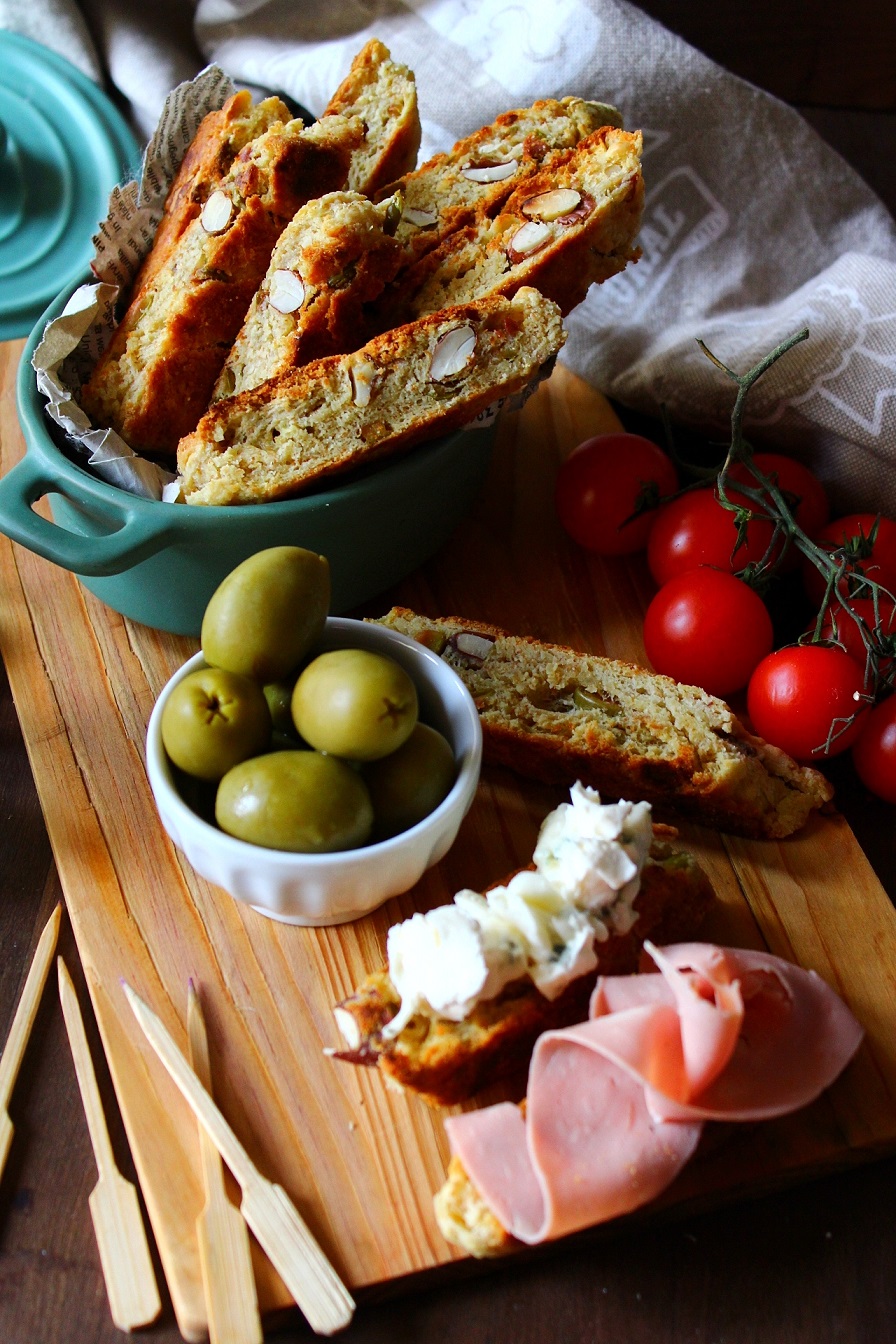 Cantucci salati con mandorle e olive
