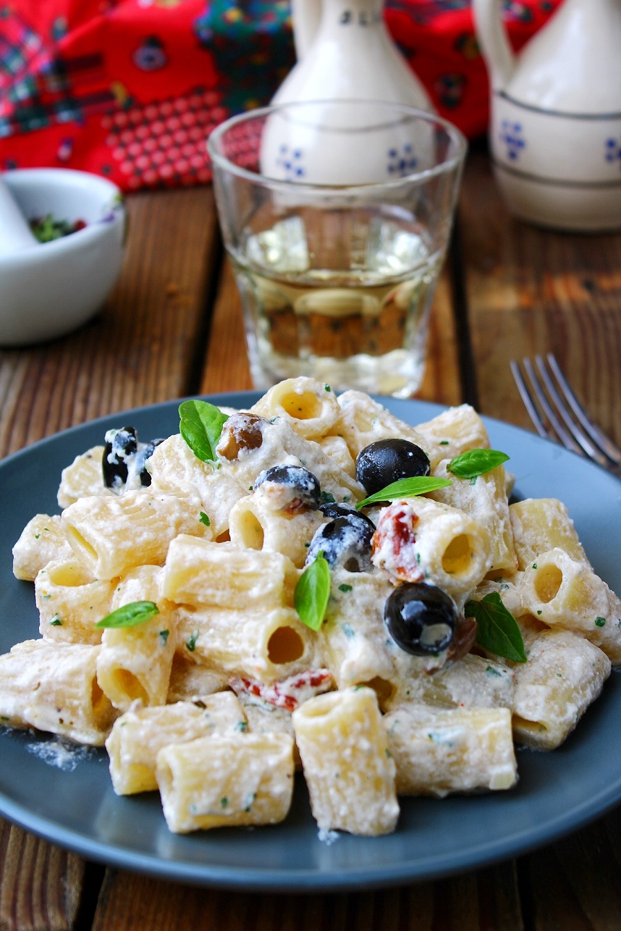 Pasta fredda con ricotta pomodori secchi e olive