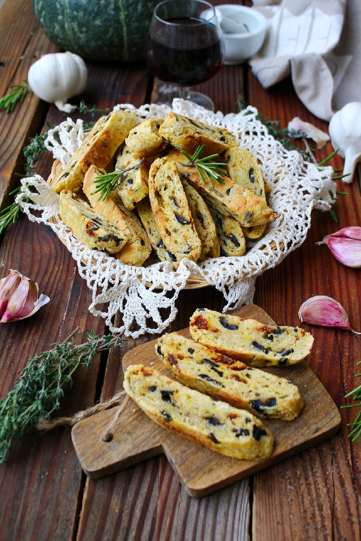 Cantucci salati con olive e pomodori secchi