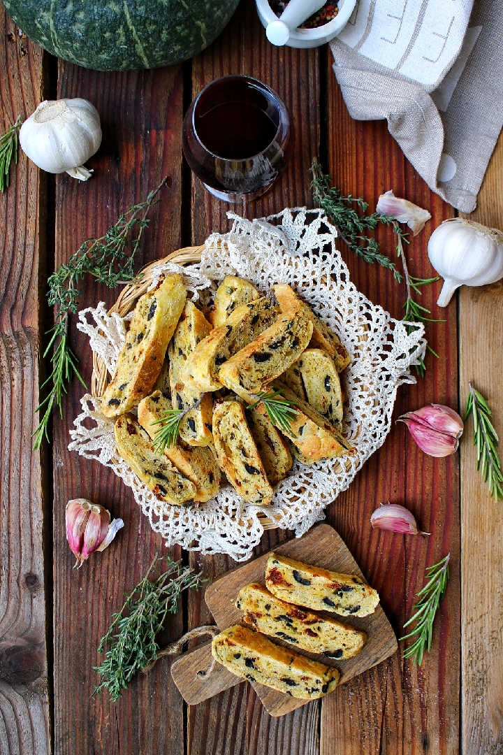 Cantucci salati con olive e pomodori secchi