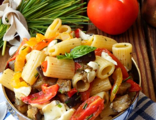 INSALATA DI PASTA CON VERDURE E MOZZARELLA