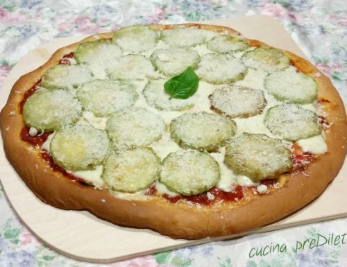 Pizza con zucchine e ricotta salata