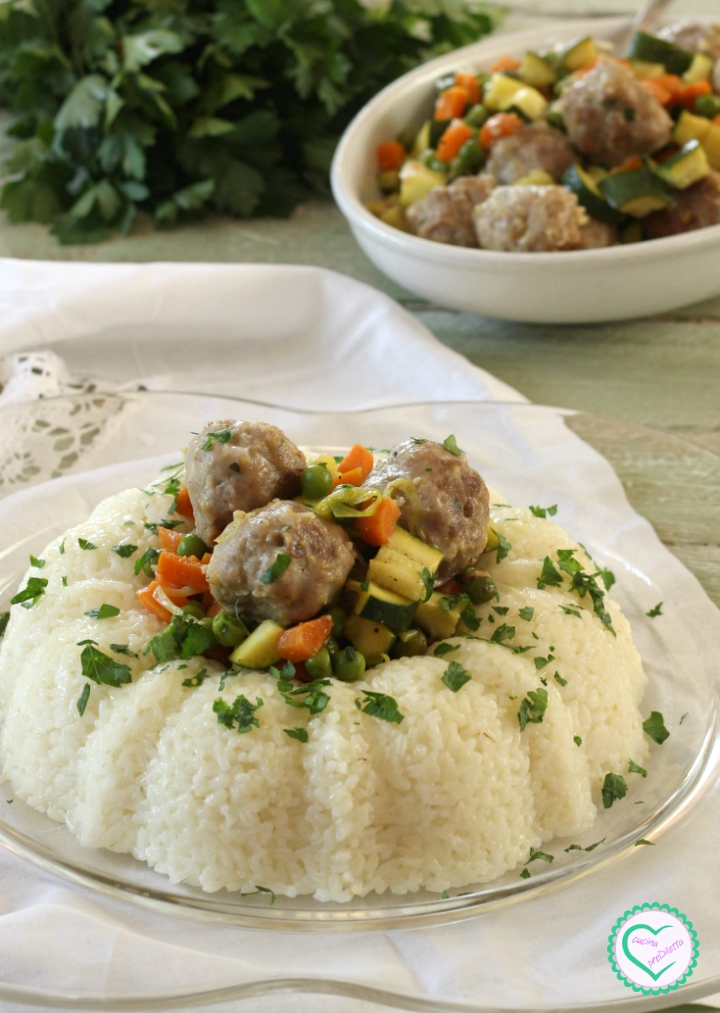 Riso con polpette e verdure