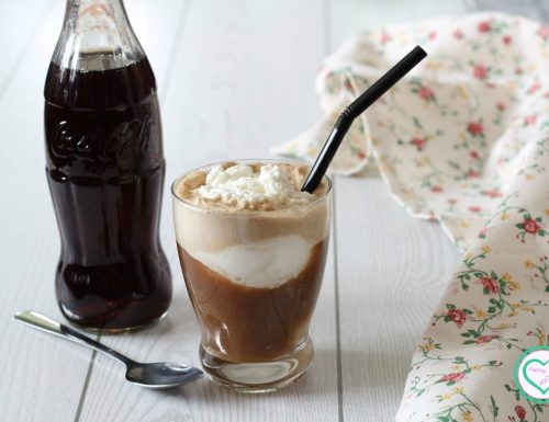 Coca cola con gelato e panna (coke float)