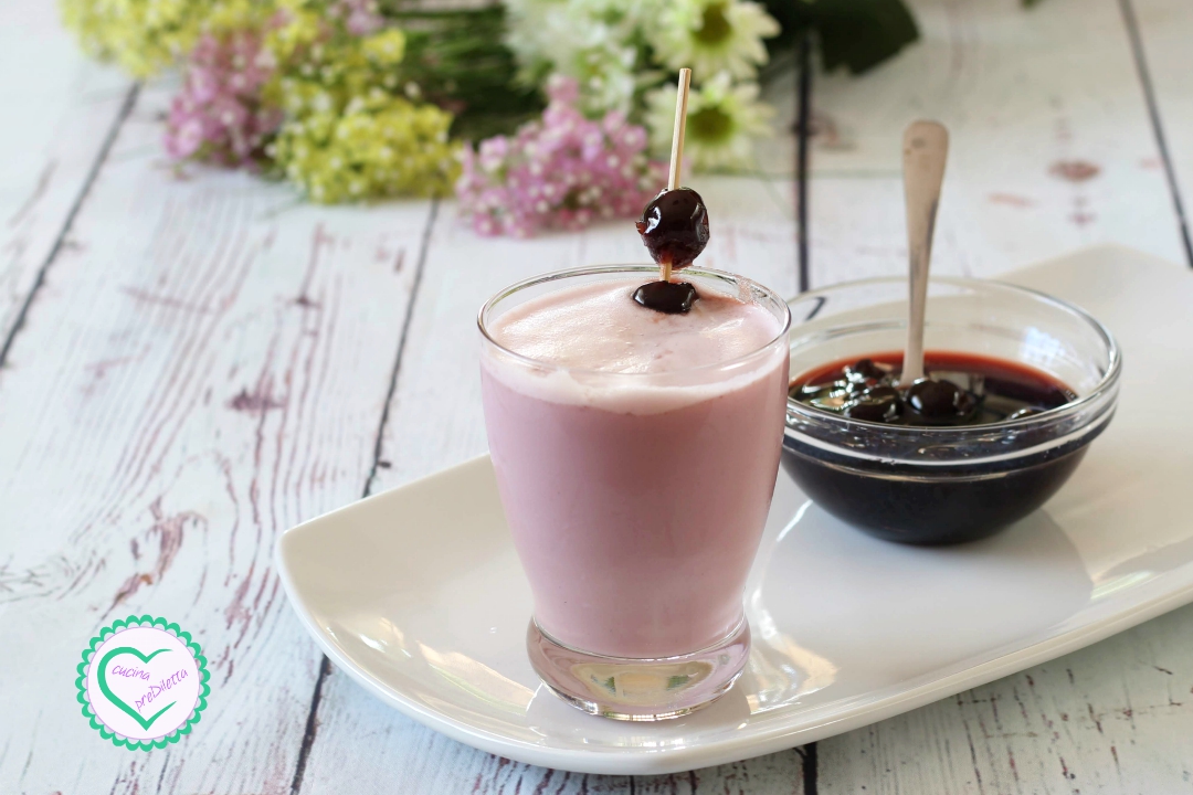 Frappè con amarene sciroppate e gelato
