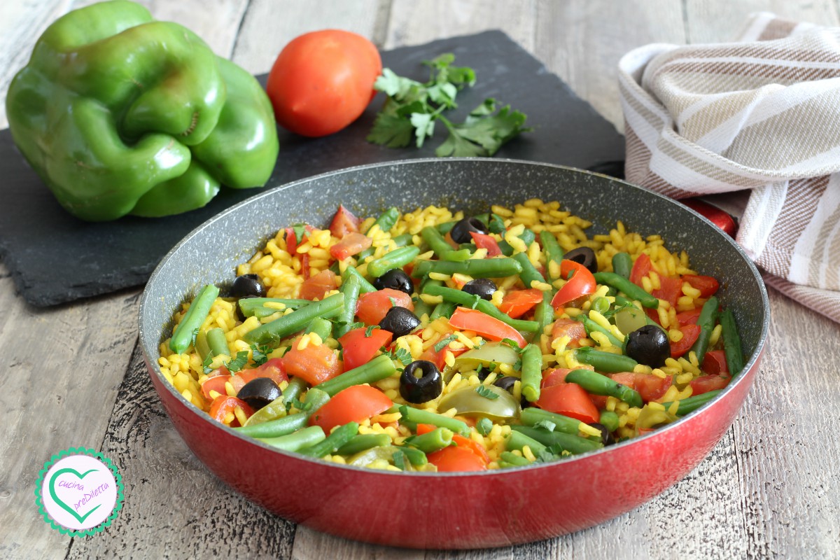 Paella vegetariana con fagiolini e peperoni
