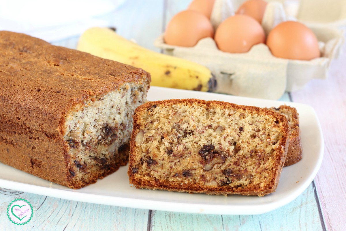 Banana bread con noci e gocce di cioccolato