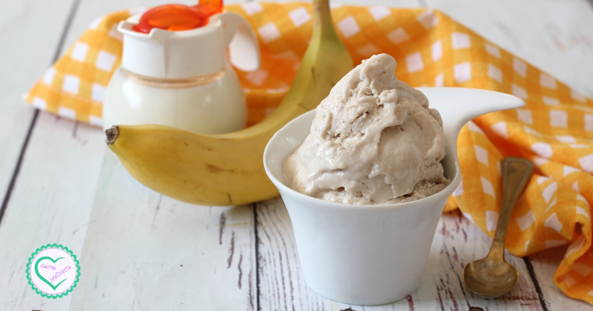 gelato alla banana con gelatiera