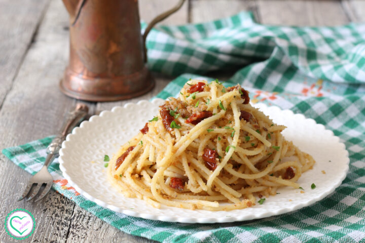 Spaghetti con pomodori secchi e acciughe