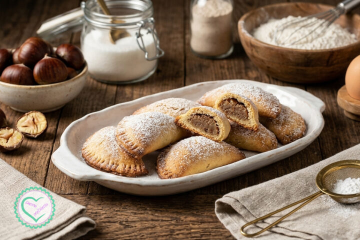 Biscotti ripieni di castagne spolverizzati con zucchero a velo
