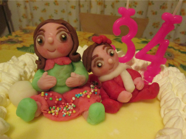 terza torta con decorazioni in pasta di zucchero ( per il mio compleanno il 15 dicembre 2012 )