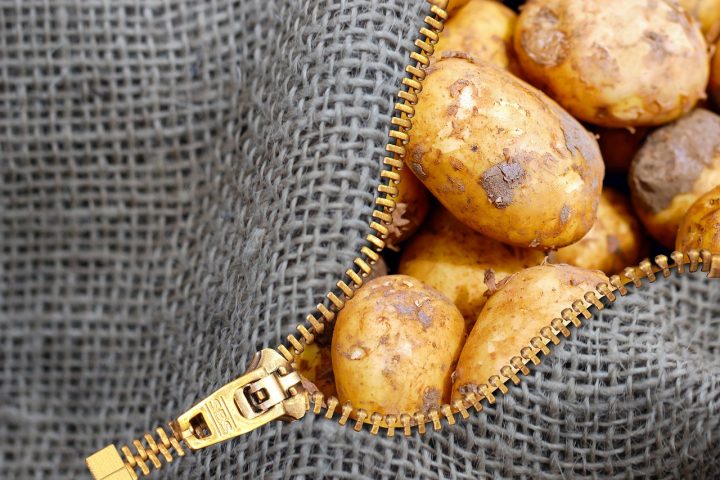 Come conservare le patate per evitare che diventino verdi o germoglino