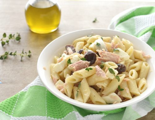 Insalata di pasta con tonno, olive e mozzarella