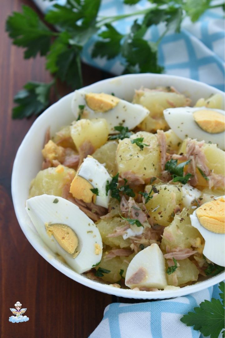 Insalata di patate con uova sode e tonno