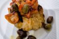 Bocconcini di rana pescatrice in padella con pomodorini e olive