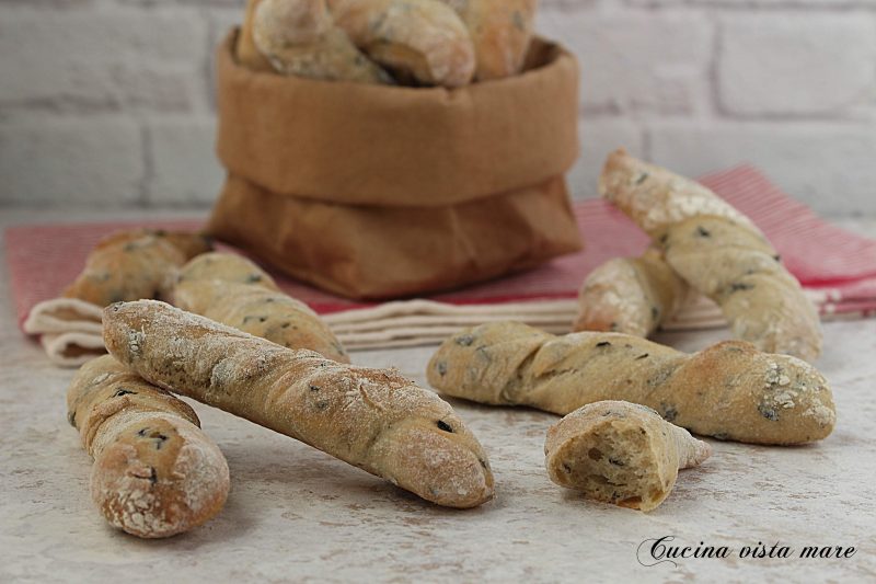 Ciabattine di pane alle olive