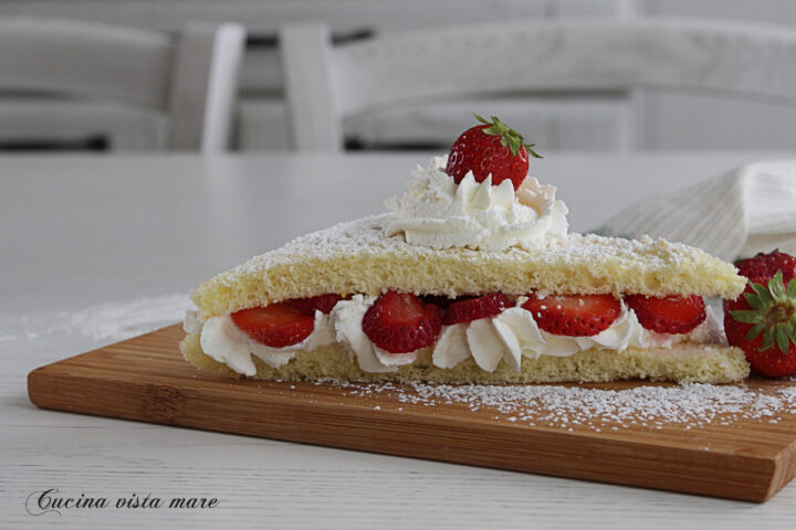 Tramezzini dolci panna e fragole Cucina vista mare