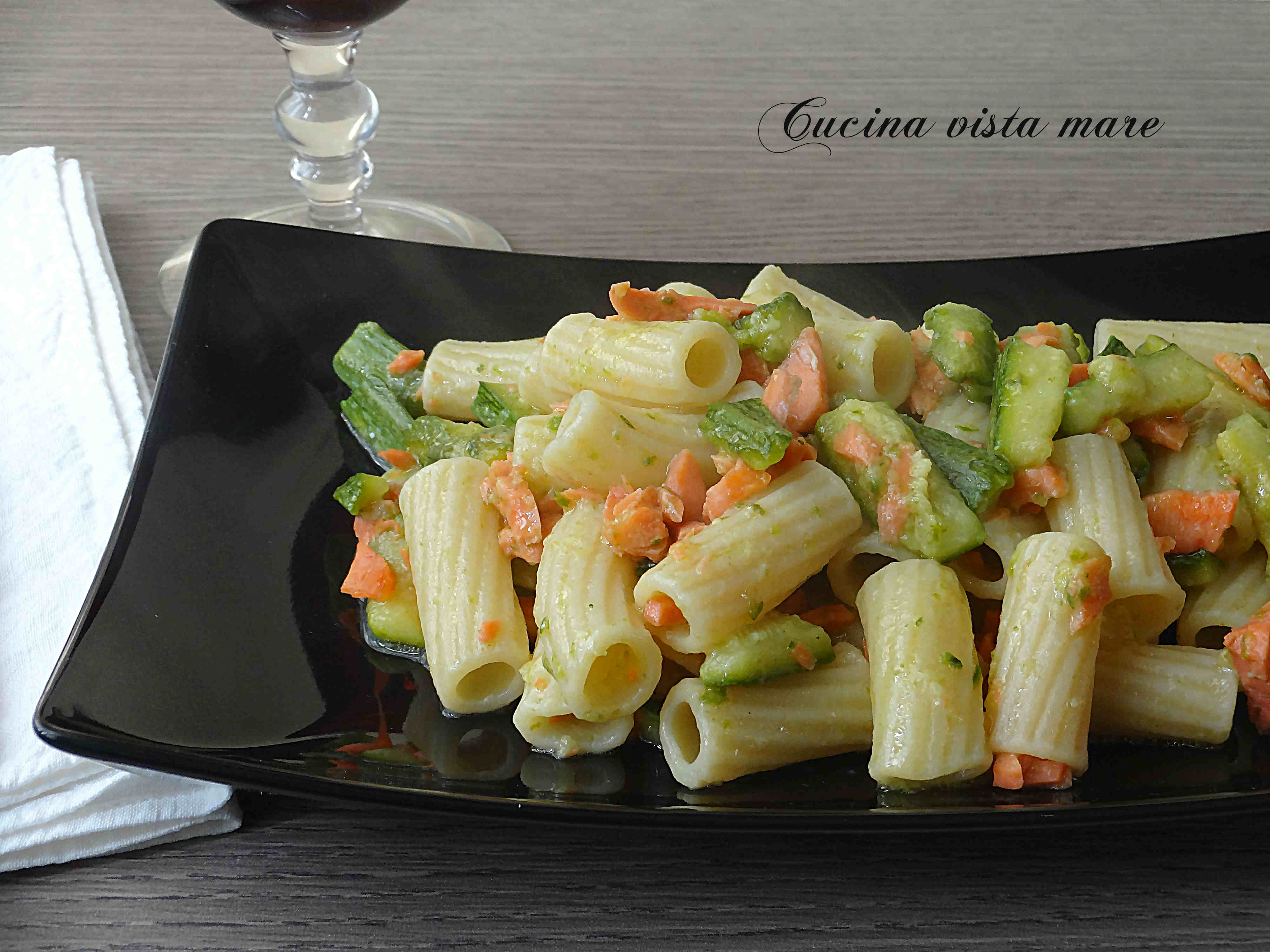 Pasta zucchine e salmone affumicato