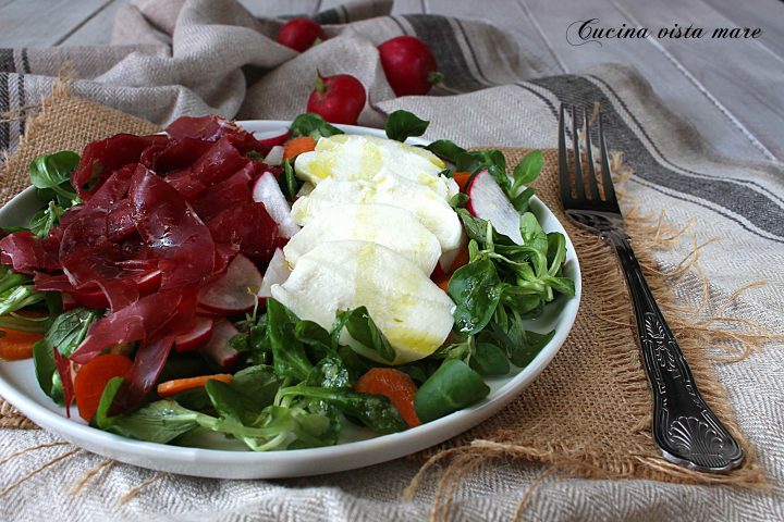 Insalata bresaola e mozzarella Cucina vista mare