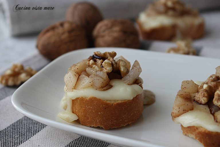 Crostini con taleggio noci e pere