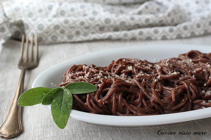 Spaghetti al cacao con burro e salvia Cucina vista mare