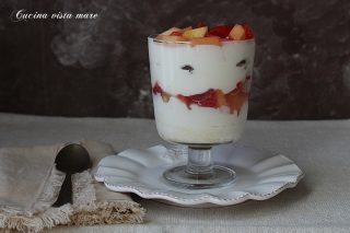 coppa yogurt e ricotta alla frutta fresca