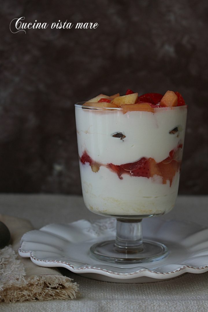 coppa yogurt e ricotta alla frutta fresca