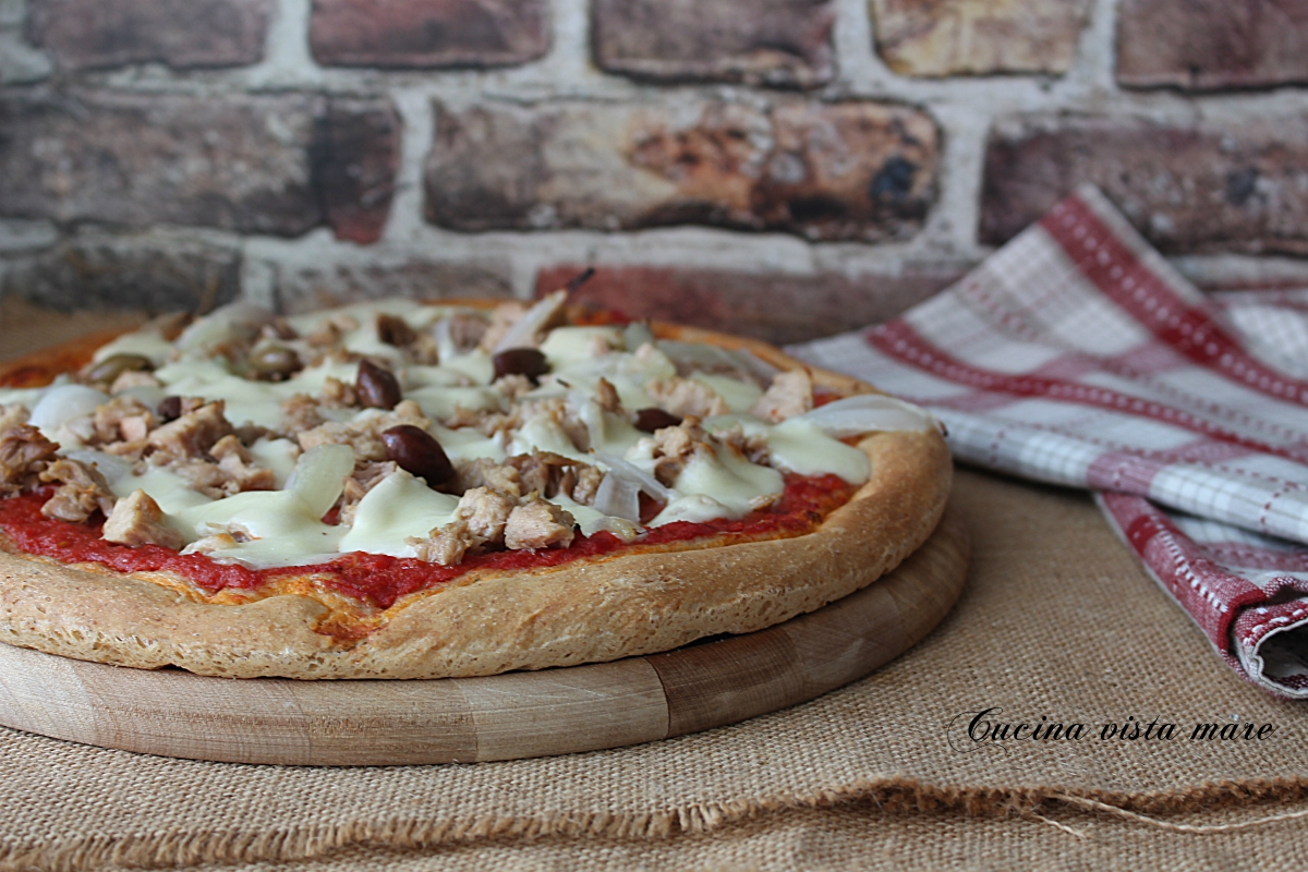 Pizza tonno e cipolla - Cucina vista mare