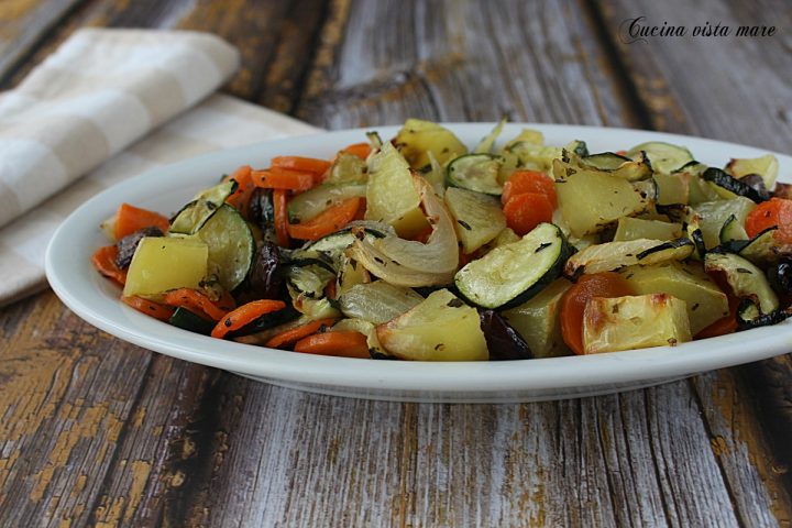 Contorno di zucchine patate e carote Cucina vista mare