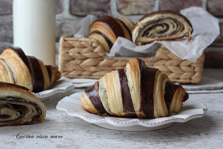 Croissant bicolore sfogliati Cucina vista mare