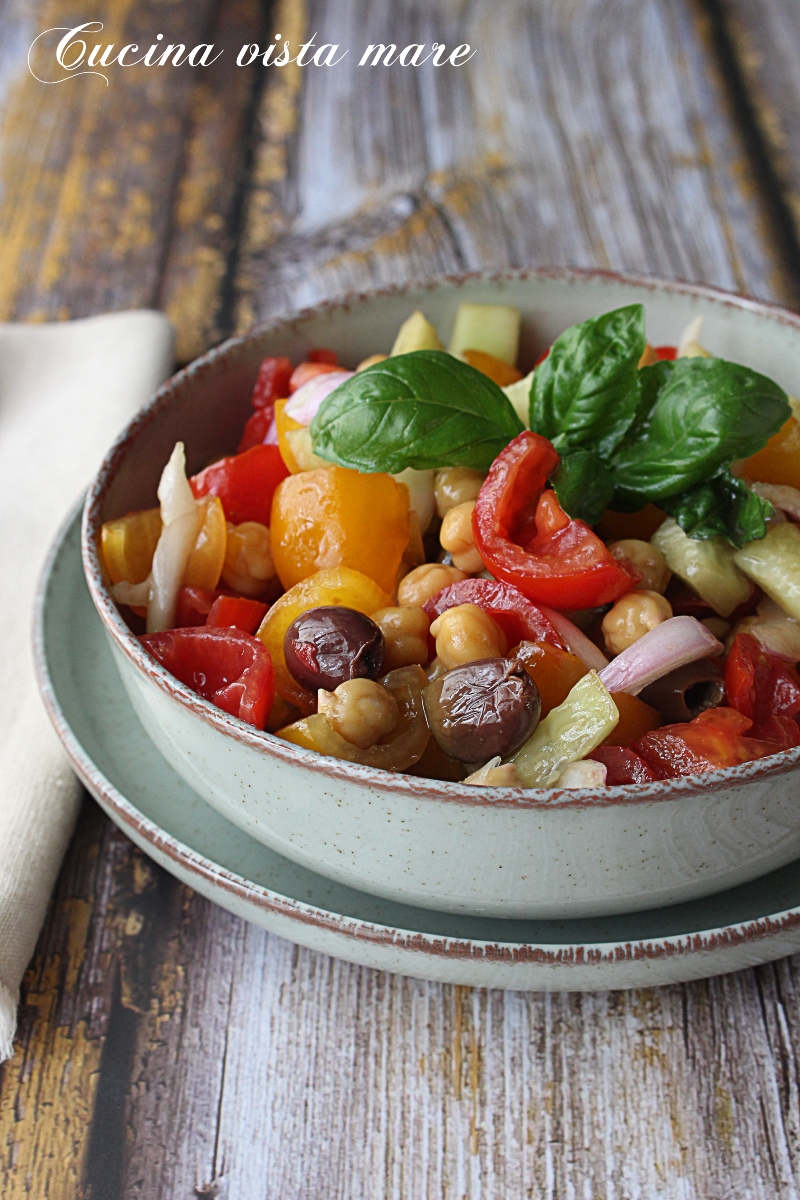 Insalata alla mediterranea Cucina vista mare