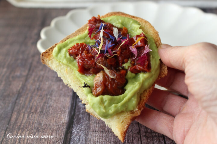 Bruschette avocado e pomodorini Cucina vista mare