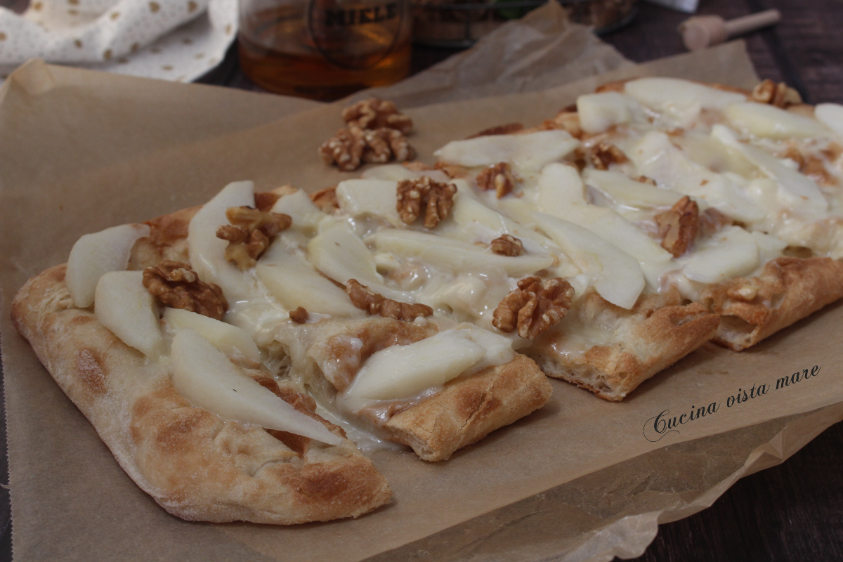 Crostini con pere taleggio e noci - Cucina vista mare