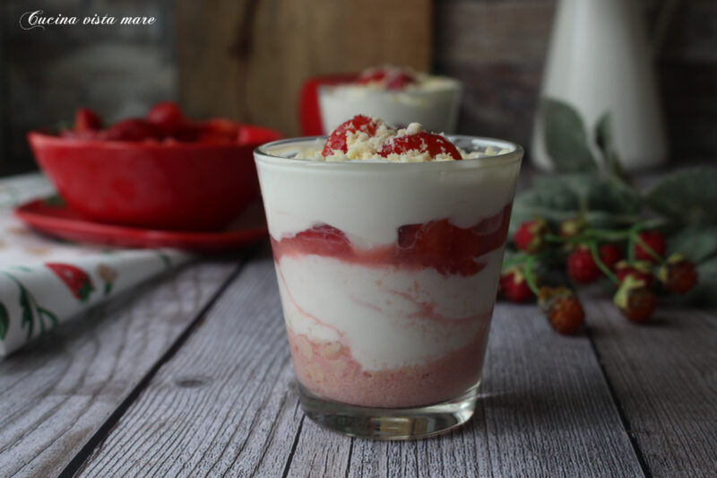 Bicchierini yogurt e fragole