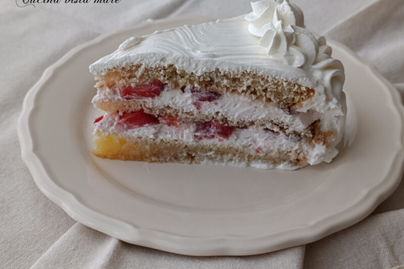 Torta panna e fragole