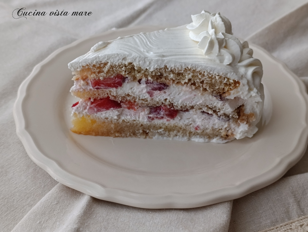 Torta panna e fragole Cucina vista mare