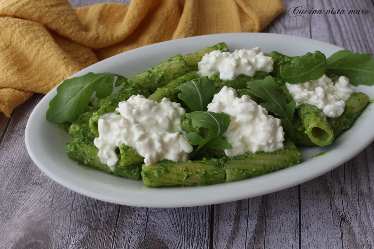 Pasta pesto di rucola e fiocchi di latte Cucina vista mare