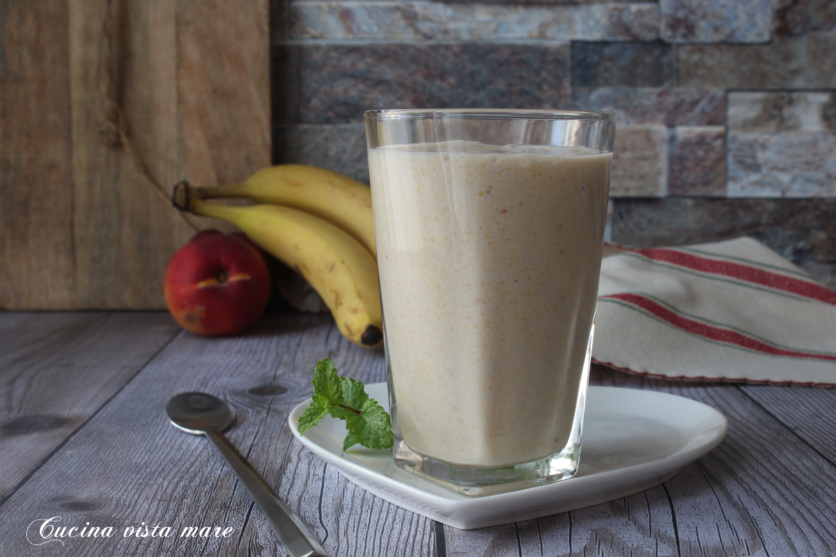 Smoothie banana e pesche Cucina vista mare