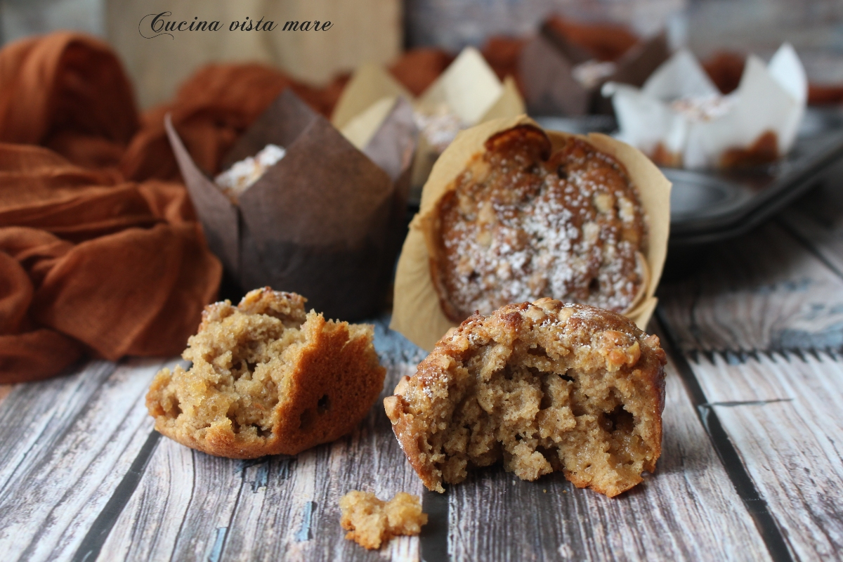 Muffin banana e caffè senza zucchero Cucina vista mare