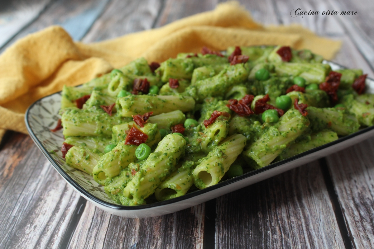 Pasta pesto di piselli e rucola Cucina vista mare