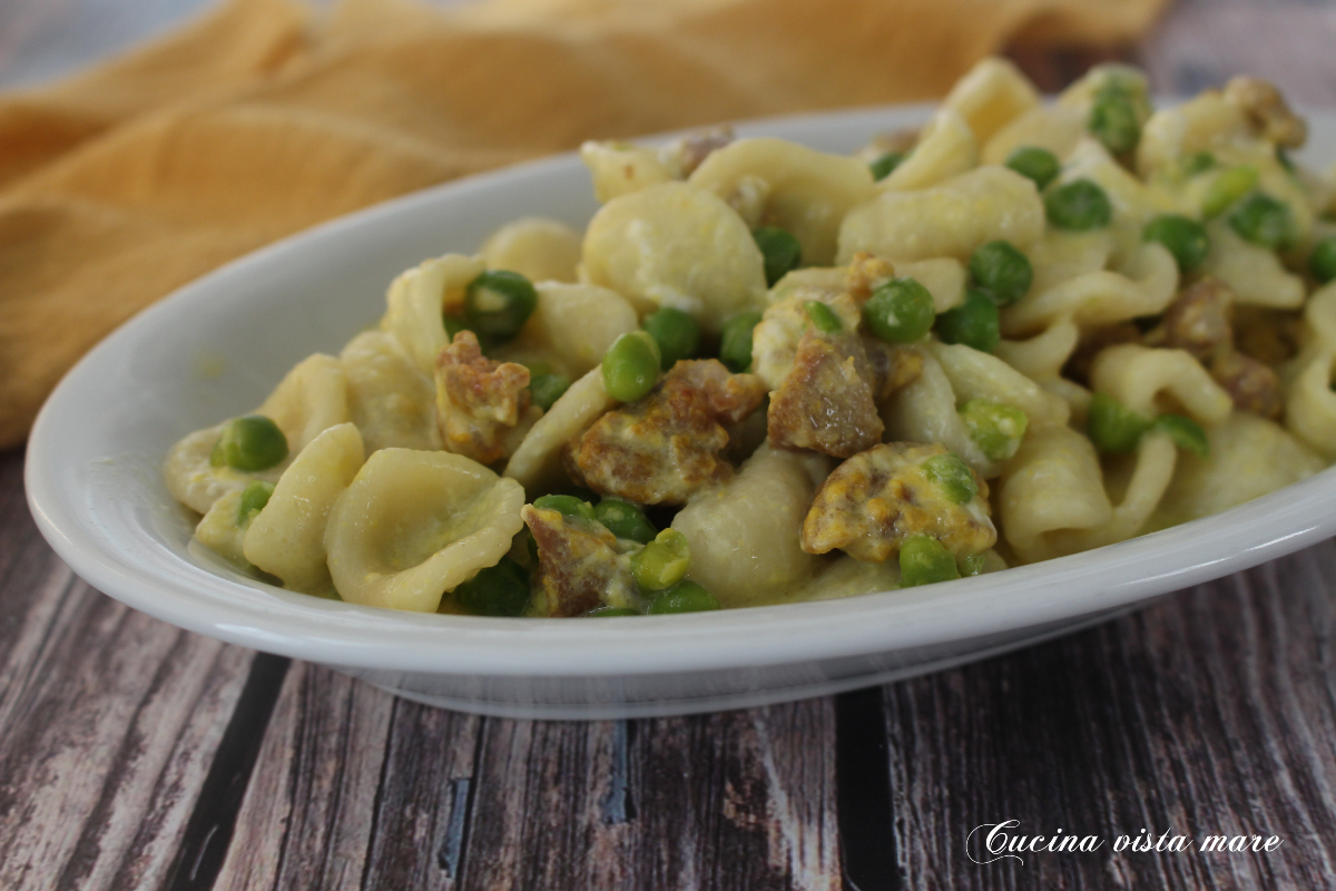Orecchiette salsiccia e piselli Cucina vista mare