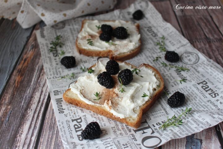 Bruschette ricotta e more Cucina vista mare